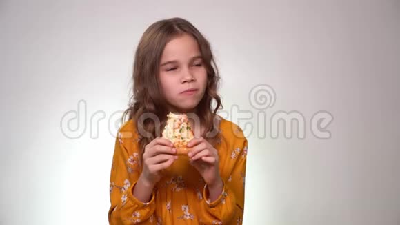 少女咬人吃白色背景披萨视频的预览图