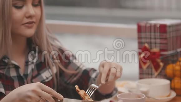 女人正在早餐吃一片华夫饼视频的预览图