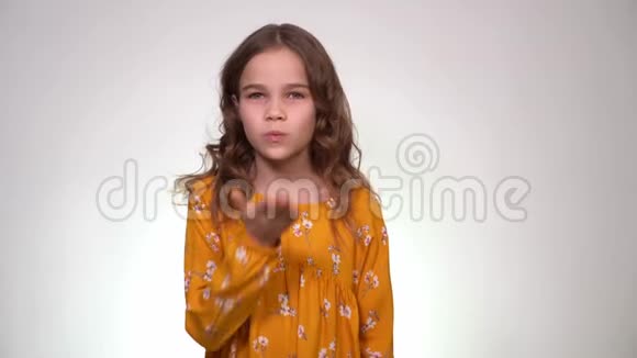 一个白人少女的吻手视频的预览图