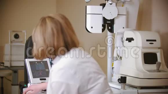 眼科诊所的一种治疗方法通过大型特殊设备检查小男孩的视力视频的预览图