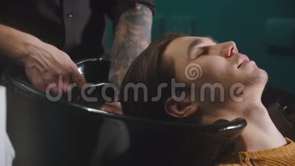 理发店洗头发的男人视频的预览图