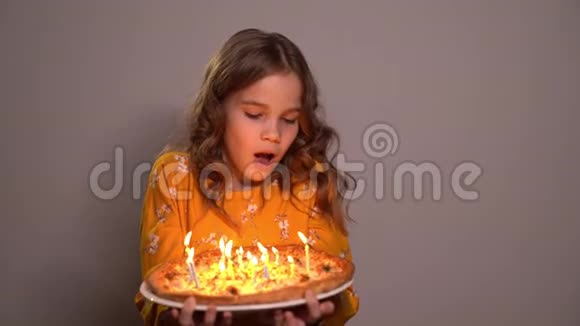 金发女孩在生日披萨上吹蜡烛视频的预览图