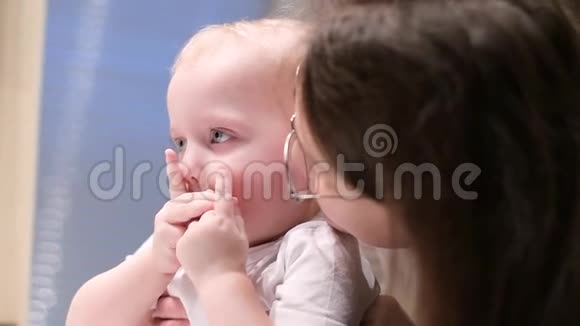 妈妈和小女儿在浴室拥抱和亲吻视频的预览图