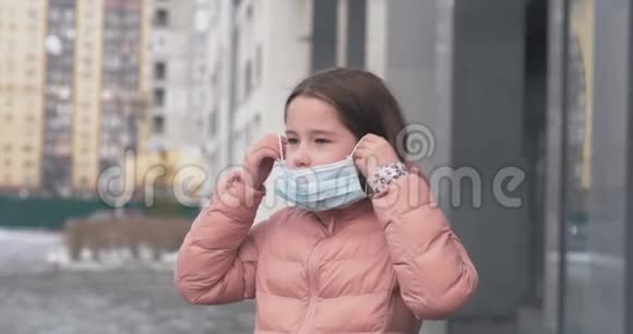 冠状病毒保护一个白种人女孩站在街上戴着医疗保护面具视频的预览图
