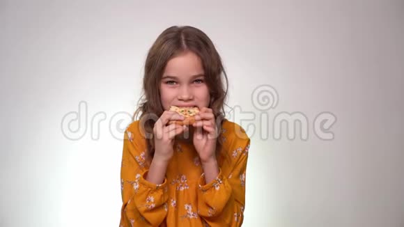 十几岁的女孩咬着吃披萨快餐视频的预览图
