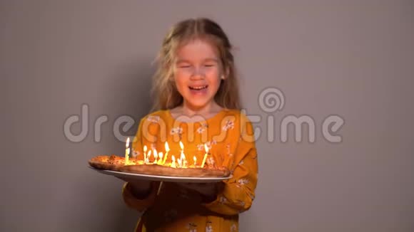 小女孩在披萨生日时吹蜡烛视频的预览图