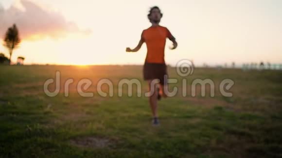 在公园跑步后男跑跑者弯下腰屏住呼吸视频的预览图
