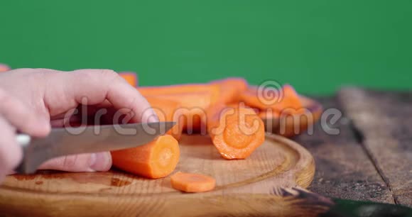 在切割板上切割新鲜胡萝卜视频的预览图
