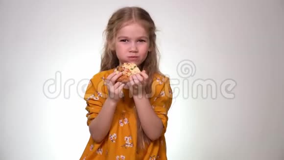 小女孩吃着披萨笑了起来视频的预览图