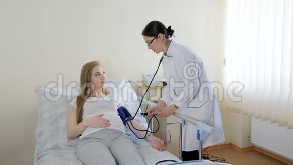 临床测量孕妇血压的女医生特写视频的预览图