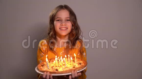 带蜡烛的披萨送给少女生日礼物视频的预览图