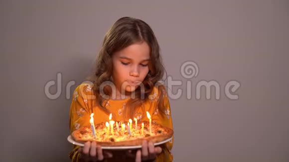 少女在披萨生日时吹灭蜡烛视频的预览图