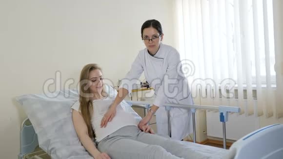 有医生的孕妇在室内视频的预览图
