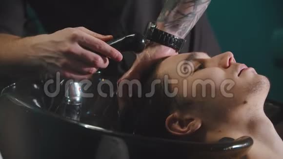 在理发店洗头发的男人视频的预览图