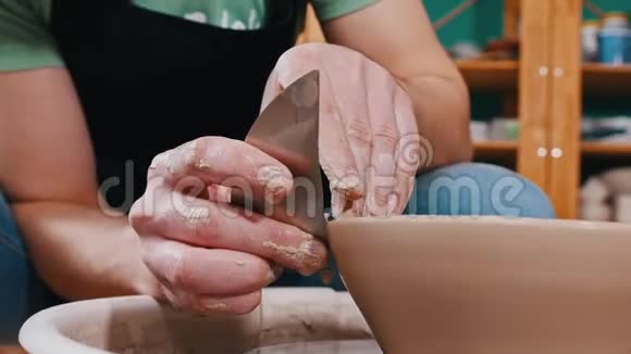 用肩胛骨雕刻出一个陶罐用除去外显子的方法抛光视频的预览图