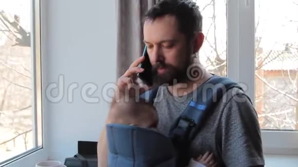 忙着爸爸带着宝宝在家里打电话视频的预览图