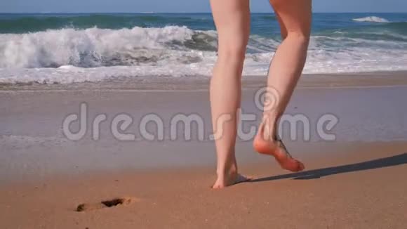 在沙滩上散步的女人特写镜头视频的预览图
