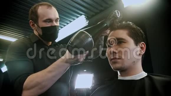 理发师用吹风机给他的客户头发做造型视频的预览图