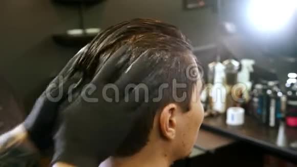 理发师在理发店给他的客户做发型视频的预览图