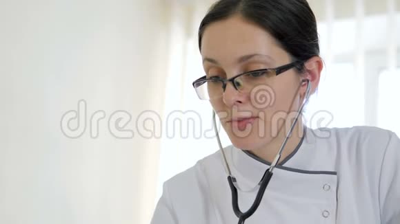 有医生的孕妇在室内视频的预览图