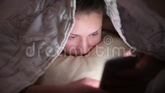 这部相机显示了一个女孩的眼睛她晚上因为失眠而用手机视频的预览图