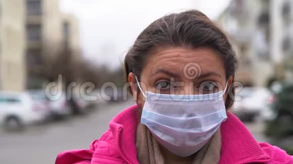戴病毒防护面罩的女人视频的预览图