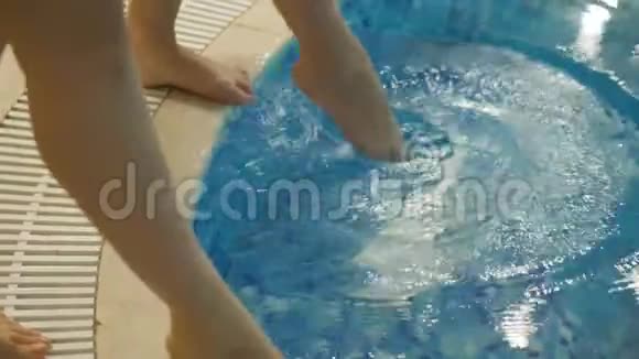 两个女孩用脚在游泳池里泼水视频的预览图