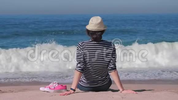 在海滩上休息的女人海水和晴朗的天空视频的预览图