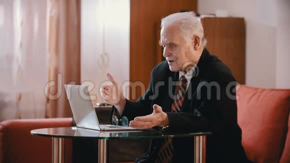 一位年迈的祖父一位年老的祖父在对着电脑骂人视频的预览图