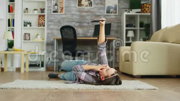 小女孩躺在地上自拍视频的预览图
