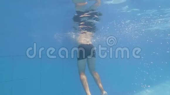 从度假酒店的室外游泳池可以看到水下景观戴着游泳面具的游泳男子视频的预览图