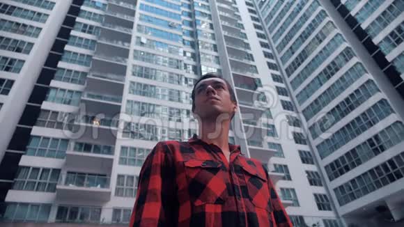 城市背景下年轻人的生活方式肖像低角度摩天大楼的住宅区视频的预览图