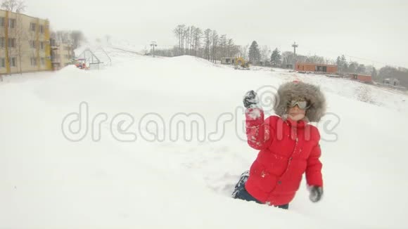 一个年轻人和他的小儿子在大雪后的一场雪中玩得很开心冬季概念慢镜头视频的预览图