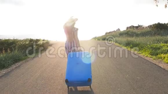 快乐的旅行者女人带着手提箱跑视频的预览图
