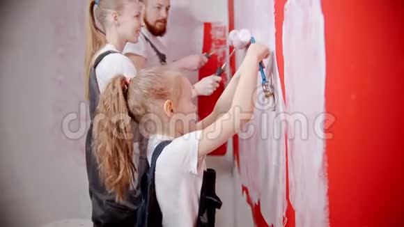 一家人在笑在粉刷红墙视频的预览图