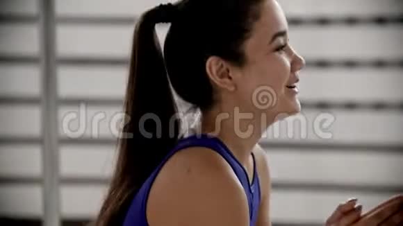 年轻女子训练员蹲在健身训练场视频的预览图