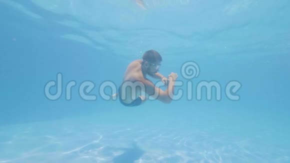 人在池水下游过镜头慢动作视频的预览图