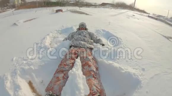 一个年轻人和他的小儿子在大雪后的一场雪中玩得很开心冬季概念慢镜头视频的预览图