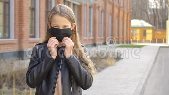 戴口罩的女孩防冠状病毒和格里普视频的预览图