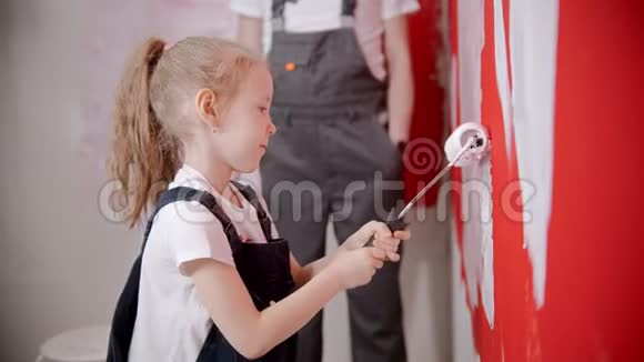 爸爸教女儿如何正确地粉刷墙壁视频的预览图