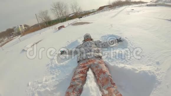 人造雪天使冬季娱乐概念慢镜头视频的预览图