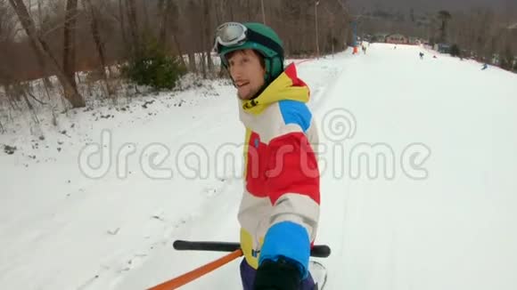 一个人骑着一个提绳器上滑雪坡冬季娱乐概念视频的预览图