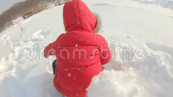 一个年轻人和他的小儿子在大雪后的一场雪中玩得很开心冬季概念慢镜头视频的预览图