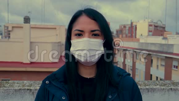 一位戴着防护面具的年轻拉丁女人的肖像健康和安全生命概念冠状病毒病毒保护全球视频的预览图