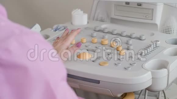女医生用超声波控制台医学超声扫描视频的预览图