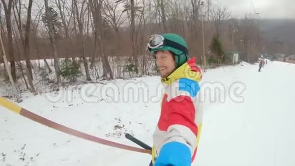 一个人骑着一个提绳器上滑雪坡冬季娱乐概念慢镜头视频的预览图