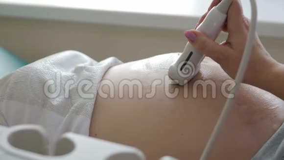 医生给孕妇做超声波检查的特写镜头视频的预览图