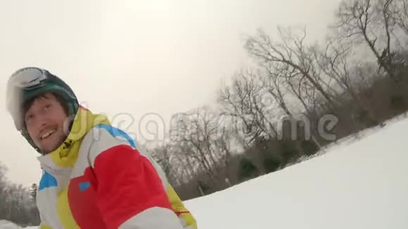 一个男人在滑雪板上滑下滑雪坡冬季休闲概念视频的预览图