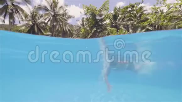 在热带岛屿度假的时候人类巧妙地在游泳池里自由泳视频的预览图