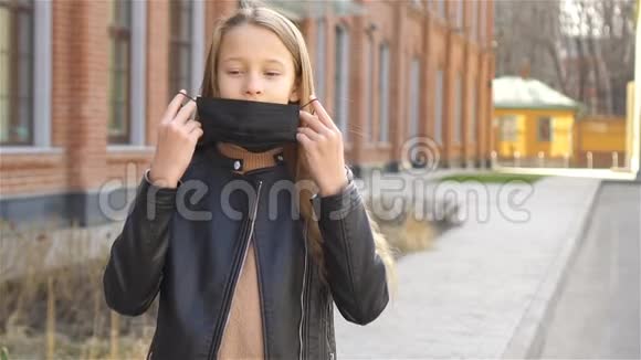 戴口罩的女孩防冠状病毒和狮身人面像视频的预览图